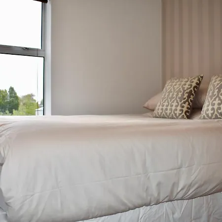 Modern 2 Bedroom Close To City Centre Apartment