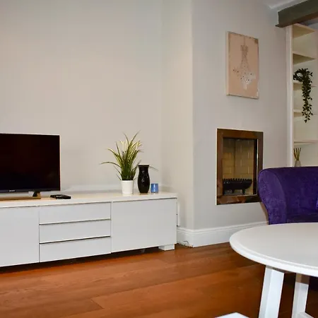 Modern 2 Bedroom Close To City Centre