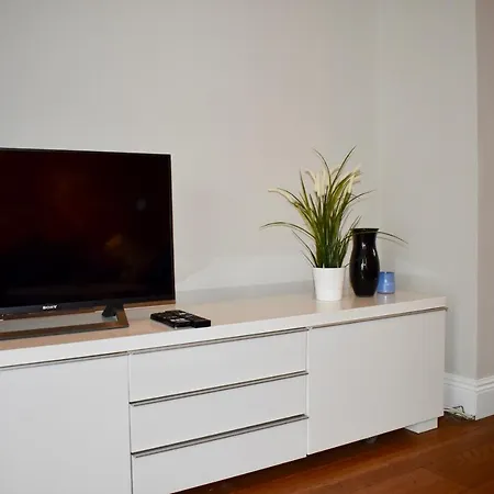 Apartment Modern 2 Bedroom Close To City Centre *