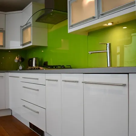 Modern 2 Bedroom Close To City Centre *